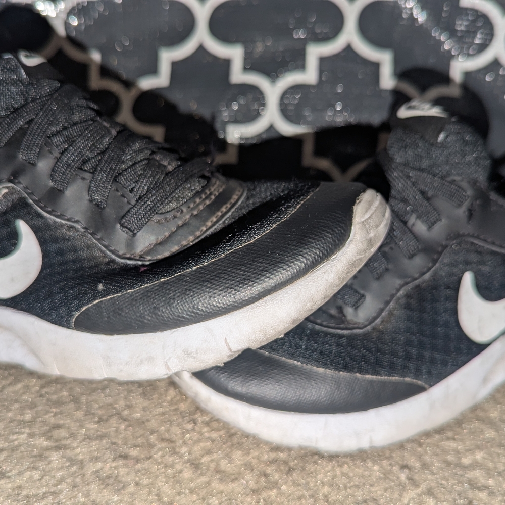 Nike Black and White Sneakers Classic Athletic Style